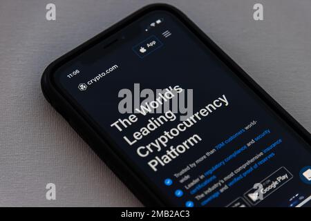 Vancouver, KANADA - Jan 14 2023 : Crypto.com Webseite auf einem iPhone Bildschirm. Crypto.com ist ein in Singapur ansässiges Unternehmen für den Austausch von Kryptowährungen Stockfoto