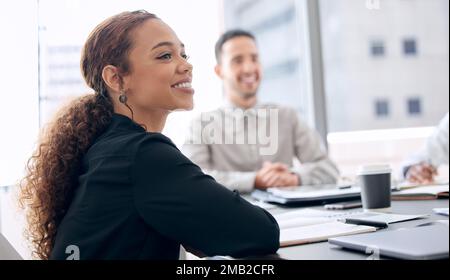 Kein Mut, keine Geschichte. Eine junge Geschäftsfrau, die in einem modernen Büro aufmerksam lächelt. Stockfoto