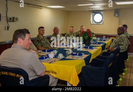 APRA HARBOR, Guam (10. Juni 2022) Rear ADM. Rick Seif, Commander, Submarine Group 7 und regionale Triaden treffen sich zum Mittagessen an Bord der Emory S. Land-Class Submarine Tender USS Frank Cable (AS 40), 10. Juni 2022. Frank Cable, auf der Insel Guam stationiert, repariert, bewaffnet und stellt U-Boote und Überwasserschiffe in der Region Indo-Pazifik bereit. Stockfoto