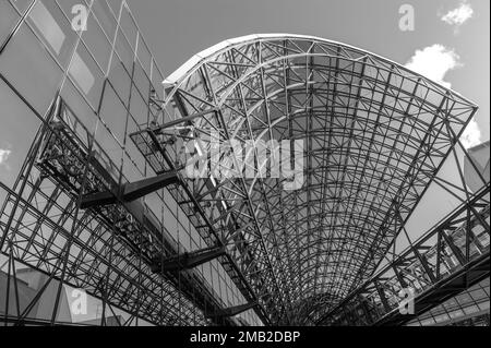 Kyoto, Japan, 29. Dezember 2019. Details der Architektur des Kyoto Hauptbahnhofs, ein Gebäude, das für seine moderne Architektur berühmt ist. Stockfoto