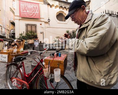 Italien, Kampanien, Neapel - ein Straßenkünstler produziert kleine Krippenszenen, die in San Gregorio Armeno verkauft werden Stockfoto