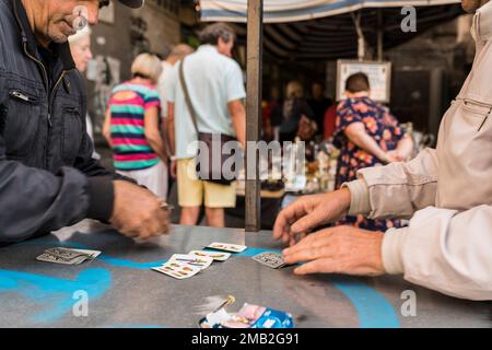 Italien, Kampanien, Neapel: Einheimische spielen Karten auf der piazza Dante am Eingang von Port'Alba Stockfoto