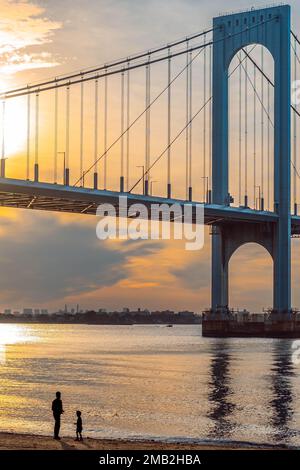 Die Verrazano Bridge in New York bei Sonnenuntergang aus der Vogelperspektive Stockfoto