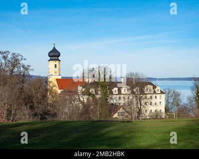 Bernrried, Deutschland - Dezember 30. 2022: Blick in Richtung Kloster mit historischem Kirchturm Stockfoto