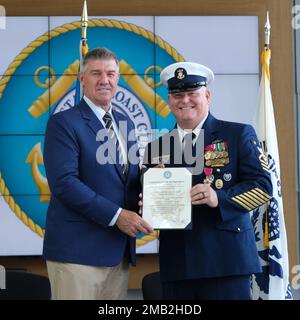 Der 26. Kommandant ADM. Karl Schultz, (ret), überreicht Master Chief Rob Bushey mit seiner Ruhestandsbescheinigung während seiner Ruhestandszeremonie in Washington, D.C., am 10. Juni 2022. Bushey, der als stellvertretender Oberbürgermeister der Küstenwache diente, ging nach mehr als 31 Jahren in den Ruhestand. USA Foto der Küstenwache von Chief Petty Officer Jetta Disco. Stockfoto