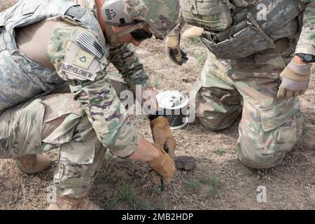 Aaron Bartholomew, ein Kampftechniker der 833. Engineer Company, Iowa National Guard, verbindet eine Spule Sprengschnüre mit einer Reihe von Sprengstoffen am 10. Juni 2022, während Western Strike 22, im Orchard Combat Training Center, Idaho. WESTERN Strike 22 ist eine exportierbare Kampfübung unter der Leitung der 65. Artilleriebrigade, Utah National Guard, die Soldaten der Nationalgarde in einem Tauchtraining ähnlich einem Kampftrainingzentrum ausbildet und darauf abzielt, die Bereitschaft und die Letalität der teilnehmenden Einheit zu erhöhen. Stockfoto