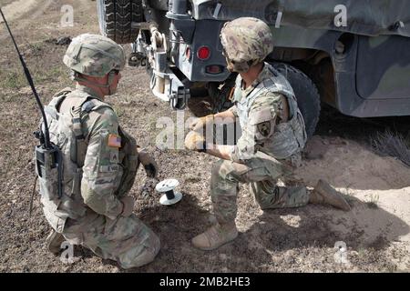 Sgt. Dylon Evans leitet PFC Aaron Bartholomew, beide Kampftechniker der 833. Engineer Company, Iowa National Guard, während der Detonation von C4 Sprengstoffen im Rahmen von Western Strike 22, 10. Juni 2022 im Orchard Combat Training Center, Idaho. WESTERN Strike 22 ist eine exportierbare Kampfübung unter der Leitung der 65. Artilleriebrigade, Utah National Guard, die Soldaten der Nationalgarde in einem Tauchtraining ähnlich einem Kampftrainingzentrum ausbildet und darauf abzielt, die Bereitschaft und die Letalität der teilnehmenden Einheit zu erhöhen. Stockfoto