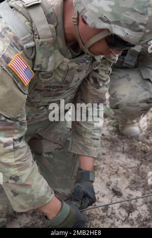 Jose Rivera, Kampftechniker der 833. Engineer Company, Iowa National Guard, befestigt am 10. Juni 2022 während des Western Strike 22 im Orchard Combat Training Center, Idaho, einen Block von C4 an einer Sprengschnur. WESTERN Strike 22 ist eine exportierbare Kampfübung unter der Leitung der 65. Artilleriebrigade, Utah National Guard, die Soldaten der Nationalgarde in einem Tauchtraining ähnlich einem Kampftrainingzentrum ausbildet und darauf abzielt, die Bereitschaft und die Letalität der teilnehmenden Einheit zu erhöhen. Stockfoto