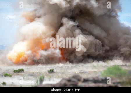 Eine Gruppe von Kampftechnikern der 833. Engineer Company, Iowa National Guard, beobachtet, wie eine C4 während des Western Strike 22, 10. Juni 2022, im Orchard Combat Training Center, Idaho, unter einem Konzertina-Draht detoniert wird. WESTERN Strike 22 ist eine exportierbare Kampfübung unter der Leitung der 65. Artilleriebrigade, Utah National Guard, die Soldaten der Nationalgarde in einem Tauchtraining ähnlich einem Kampftrainingzentrum ausbildet und darauf abzielt, die Bereitschaft und die Letalität der teilnehmenden Einheit zu erhöhen. Stockfoto