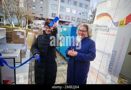 Stefan Voda, Moldawien. 20. Januar 2023. Svenja Schulze (r, SPD), Bundesministerin für wirtschaftliche Zusammenarbeit und Entwicklung, übergibt einen Generator an Mariana heret, Direktor des Krankenhauses der Gemeinde Stefan Voda. Am Tag zuvor war der Minister in der Süd-Ukraine. Kredit: Kay Nietfeld/dpa/Alamy Live News Stockfoto