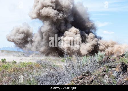 Soldaten der 833. Engineer Company, Iowa National Guard, zünden C4 Sprengstoffe im Rahmen von Western Strike 22, 10. Juni 2022, im Orchard Combat Training Center, Idaho. WESTERN Strike 22 ist eine exportierbare Kampfübung unter der Leitung der 65. Artilleriebrigade, Utah National Guard, die Soldaten der Nationalgarde in einem Tauchtraining ähnlich einem Kampftrainingzentrum ausbildet und darauf abzielt, die Bereitschaft und die Letalität der teilnehmenden Einheit zu erhöhen. Stockfoto