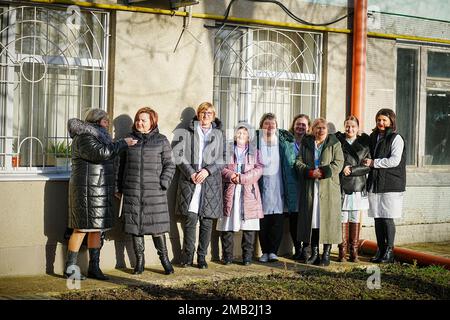 Stefan Voda, Moldawien. 20. Januar 2023. Krankenhausmitarbeiter beobachten die Übergabe eines Generators, den der Bundesminister für Entwicklung in der Gemeinde Stefan Voda am Morgen erhalten hat. Am Tag davor war der Minister in der Süd-Ukraine. Kredit: Kay Nietfeld/dpa/Alamy Live News Stockfoto