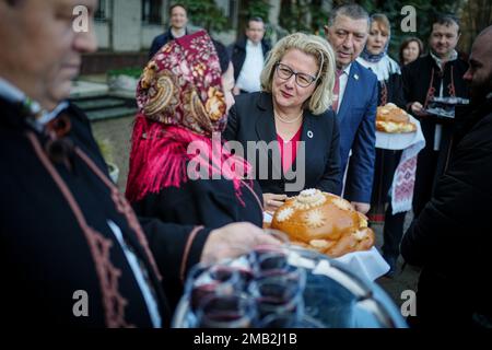 Stefan Voda, Moldawien. 20. Januar 2023. Svenja Schulze (SPD), Bundesministerin für wirtschaftliche Zusammenarbeit und Entwicklung, wird morgens in der Gemeinde Stefan Voda mit Brot und Salz empfangen. Am Tag zuvor war der Minister in der Süd-Ukraine. Kredit: Kay Nietfeld/dpa/Alamy Live News Stockfoto