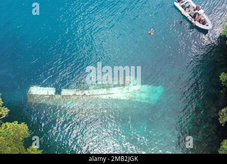 HAFEN VON MALAKAL, Palau (10. Juni 2022) Matrosen, die der mobilen Tauch- und Bergungseinheit (MDSU) 1 und der mobilen Einheit für die Beseitigung von Explosivstoffen (EODMU) 11 zugeteilt sind, führen im Rahmen eines Expeditionary Port Damage Repair Opening (ExPDRO) Joint-Force Proof Concept Proof Proof of Exercise zur Unterstützung von Expedition Valiant Shield 2022 Erhebungen an verlassenen Schiffen im Hafen von Palau durch. Übungen wie Valiant Shield ermöglichen den Einsatzkräften des Kommandos Indo-Pazifik die Möglichkeit, Kräfte aus allen Dienstbereichen zu integrieren, um präzise, tödliche und überwältigende mehrachsige, multidomänenübergreifende Effekte durchzuführen, die die Stärke A demonstrieren Stockfoto