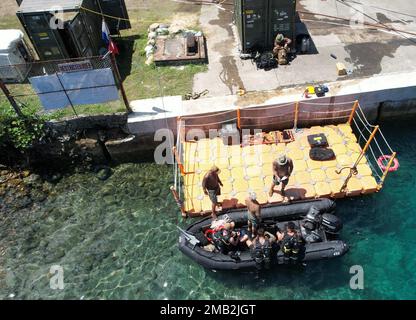 HAFEN VON MALAKAL, Palau (10. Juni 2022) Seeleute, die dem Unterwasser-Bauteam (UCT) 2 zugeteilt sind, führen im Rahmen eines Expeditionary Port Damage Repair Opening (ExPDRO) Joint-Force Proof Concept Proof Proof zur Unterstützung von Expedition Valiant Shield 2022 Erhebungen an heruntergekommenen Schiffen im Hafen von Malakal in Palau durch. Übungen wie Valiant Shield ermöglichen es den indopazifischen Kommando-Joint Forces, Truppen aus allen Dienstbereichen zu integrieren, um präzise, tödliche und überwältigende mehrachsige, multidomänenübergreifende Effekte durchzuführen, die die Stärke und Vielseitigkeit der Joint Force und unser Engagement für eine demonstrieren Stockfoto