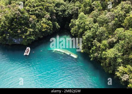 HAFEN VON MALAKAL, Palau (10. Juni 2022) Matrosen, die der mobilen Tauch- und Bergungseinheit (MDSU) 1 und der mobilen Einheit für die Beseitigung von Explosivstoffen (EODMU) 11 zugeteilt sind, führen im Rahmen eines Expeditionary Port Damage Repair Opening (ExPDRO) Joint-Force Proof Concept Proof Proof of Exercise zur Unterstützung von Expedition Valiant Shield 2022 Erhebungen an verlassenen Schiffen im Hafen von Palau durch. Übungen wie Valiant Shield ermöglichen den Einsatzkräften des Kommandos Indo-Pazifik die Möglichkeit, Kräfte aus allen Dienstbereichen zu integrieren, um präzise, tödliche und überwältigende mehrachsige, multidomänenübergreifende Effekte durchzuführen, die die Stärke A demonstrieren Stockfoto