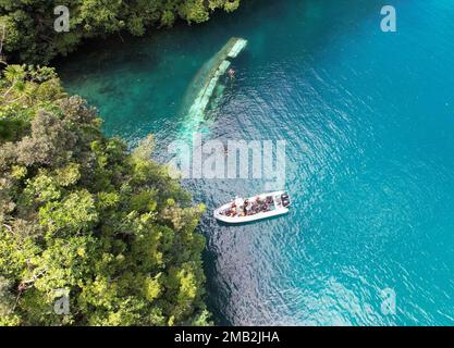 HAFEN VON MALAKAL, Palau (10. Juni 2022) Matrosen, die der mobilen Tauch- und Bergungseinheit (MDSU) 1 und der mobilen Einheit für die Beseitigung von Explosivstoffen (EODMU) 11 zugeteilt sind, führen im Rahmen eines Expeditionary Port Damage Repair Opening (ExPDRO) Joint-Force Proof Concept Proof Proof of Exercise zur Unterstützung von Expedition Valiant Shield 2022 Erhebungen an verlassenen Schiffen im Hafen von Palau durch. Übungen wie Valiant Shield ermöglichen den Einsatzkräften des Kommandos Indo-Pazifik die Möglichkeit, Kräfte aus allen Dienstbereichen zu integrieren, um präzise, tödliche und überwältigende mehrachsige, multidomänenübergreifende Effekte durchzuführen, die die Stärke A demonstrieren Stockfoto