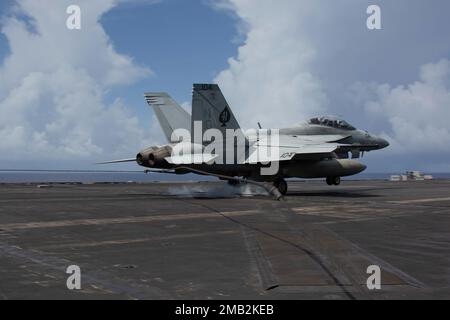 PHILIPPINISCHE SEE (10. Juni 2022) ein F/A-18F Super Hornet, das den „Black Aces“ des Streikkampfgeschwaders (VFA) 41 zugeteilt wurde, landet auf dem Cockpit des Flugzeugträgers der Nimitz-Klasse USS Abraham Lincoln (CVN 72). Die Abraham Lincoln Strike Group befindet sich in einem geplanten Einsatz im US-7.-Flottenbereich, um die Interoperabilität durch Allianzen und Partnerschaften zu verbessern und gleichzeitig als einsatzbereite Truppe zur Unterstützung einer freien und offenen Region Indo-Pacific zu fungieren. Stockfoto