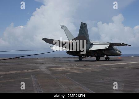 PHILIPPINE SEA (10. Juni 2022) ein F/A-18E Super Hornet, das den ‚Vigilantes‘ der Streikkkämpfer-Staffel (VFA) 151 zugeteilt wurde, landet auf dem Cockpit des Flugzeugträgers der Nimitz-Klasse USS Abraham Lincoln (CVN 72). Die Abraham Lincoln Strike Group befindet sich in einem geplanten Einsatz im US-7.-Flottenbereich, um die Interoperabilität durch Allianzen und Partnerschaften zu verbessern und gleichzeitig als einsatzbereite Truppe zur Unterstützung einer freien und offenen Region Indo-Pacific zu fungieren. Stockfoto