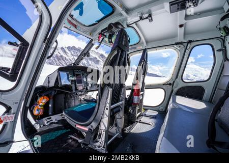 Helikopter-Cockpit drinnen. Nahaufnahme der Instrumente, Sitze. Halten Sie Ausschau nach schneebedeckten Bergen. Jungfrau Joch, Grindelwald Schweiz Stockfoto