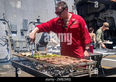 GOLF VON ADEN (10. Juni 2022) Chief Damage Controlman William Quirk kocht für die Besatzung an Bord des Kampfschiffs USS Sioux City (LCS 11) im Golf von Aden. Juni 10. Sioux City wird im US-5.-Flottengebiet eingesetzt, um die Sicherheit und Stabilität des Seeverkehrs im Nahen Osten zu gewährleisten. Stockfoto