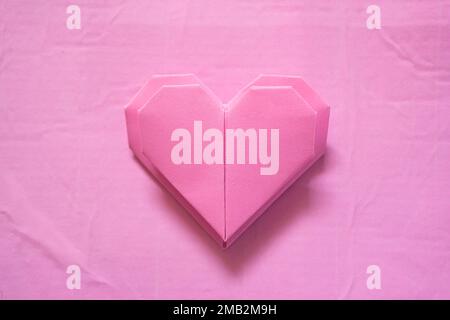 Papier Herzen auf rosa Hintergrund Stockfoto