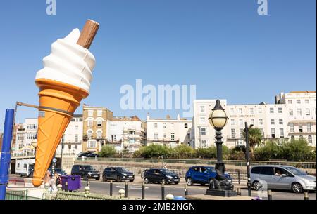 Margate, Kent, vereinigtes Königreich, august 24 2022 Rieseneiskegel, der Touristen verlockt, während einer glühenden Hitzewelle eine zu kaufen Stockfoto