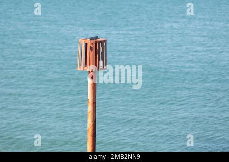 Eine rote Markierung im Meer vor Margate Beach, wo ein Abflussrohr ins Wasser fließt Stockfoto