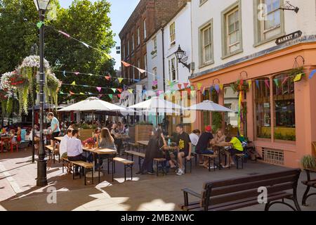 Margate, Kent, vereinigtes Königreich, august 24 2022 belebte und beliebte Restaurants im Freien, in denen Menschen essen und trinken Stockfoto