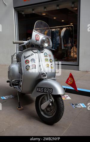 London united Kingdom 08. September 2013 silbernes Vespa GS Roller Abzeichen, hergestellt 1946, Florenz, Italien. Stockfoto