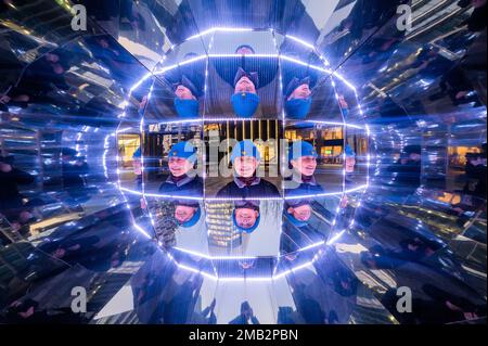 London, Großbritannien. 19. Januar 2023. Emergence by This is Loop - Winter Lights Festival, das größte seiner Art in London, verwandelt Canary Wharf mit über 20 Installationen. Kredit: Guy Bell/Alamy Live News Stockfoto