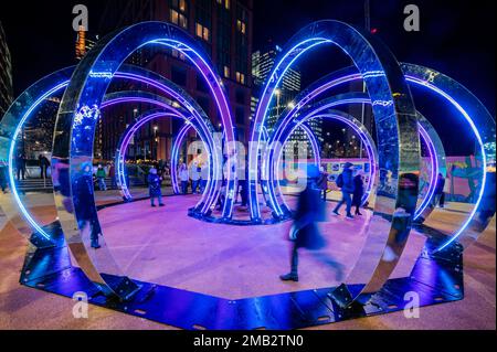 London, Großbritannien. 19. Januar 2023. Toroid by This is Loop - das Winter Lights Festival, das größte seiner Art in London, verwandelt Canary Wharf mit über 20 Installationen. Kredit: Guy Bell/Alamy Live News Stockfoto