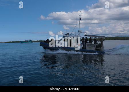 Ein aufblasbares Boot mit starrem Rumpf, gefüllt mit Mitgliedern der philippinischen National Police - Maritime Group, der 2. Special Operations Unit und der philippinischen Küstenwache Special Operations Force, nähert sich ihrem Ziel während einer Demonstration am 10. Juni 2022 in der Nähe von Puerto Princesa, Palawan. Green Berets mit der 1. Special Forces Group (in der Luft) begleitete die philippinischen Streitkräfte während der Mission. Dieses Engagement bot den Partnern die Möglichkeit, Taktiken, Techniken und Verfahren untereinander auszutauschen, um die Interoperabilität zu verbessern und gleichzeitig neue zu nutzen Stockfoto