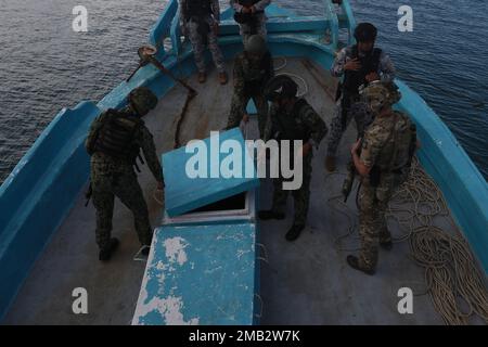 Ein Green Beret mit 1. Special Forces Group (Airborne) beobachtet, wie Mitglieder der philippinischen National Police - Maritime Group, der 2. Special Operations Unit und der philippinischen Spezialeinsatztruppe der Küstenwache am 10. Juni 2022 in der Nähe von Puerto Princesa, Palawan, eine Demonstration durchführen, an Bord gehen, suchen und beschlagnahmen. Dieses Engagement bot den Partnern die Möglichkeit, Taktiken, Techniken und Verfahren untereinander auszutauschen, um die Interoperabilität zu verbessern und gleichzeitig neue Ideen für maritime Einsätze auszutauschen. USA Die Spezialeinsatzkräfte bereiten sich weiterhin auf die Herausforderungen von morgen vor Stockfoto