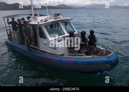 Ein aufblasbares Boot mit starrem Rumpf, gefüllt mit Mitgliedern der philippinischen National Police - Maritime Group, der 2. Special Operations Unit und der philippinischen Küstenwache Special Operations Force, nähert sich ihrem Ziel während einer Demonstration am 10. Juni 2022 in der Nähe von Puerto Princesa, Palawan. Green Berets mit der 1. Special Forces Group (in der Luft) begleitete die philippinischen Streitkräfte während der Mission. Dieses Engagement bot den Partnern die Möglichkeit, Taktiken, Techniken und Verfahren untereinander auszutauschen, um die Interoperabilität zu verbessern und gleichzeitig neue zu nutzen Stockfoto