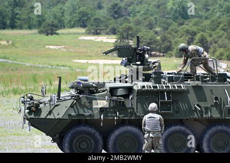 Die 485. Chemiekonzeitung baut die Crew Gunnery auf einem 5-Tonnen-Fahrzeug .50 Cal auf. Diese Feuerübung fand auf der Range 65 auf dem Fort Dix Range Complex statt. Die Besatzungstruppe qualifiziert und entwickelt eine Fahrzeugbesatzung, die die Ausbildung verbessert und die Einheiten auf Theateroperationen vorbereitet. (Fotos vom Fort Dix [TSC] Training Support Center) JB,MDL,Fort,Dix,Army,Live,Fire,New,Jersey, Stockfoto