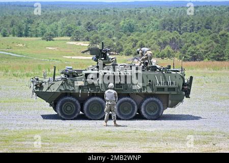 Die 485. Chemiekonzeitung baut die Crew Gunnery auf einem 5-Tonnen-Fahrzeug .50 Cal auf. Diese Feuerübung fand auf der Range 65 auf dem Fort Dix Range Complex statt. Die Besatzungstruppe qualifiziert und entwickelt eine Fahrzeugbesatzung, die die Ausbildung verbessert und die Einheiten auf Theateroperationen vorbereitet. (Fotos vom Fort Dix [TSC] Training Support Center) JB,MDL,Fort,Dix,Army,Live,Fire,New,Jersey, Stockfoto