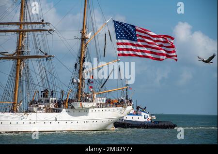 Die USA Coast Guard Cutter Barque Eagle durchquert den Galveston Channel in Richtung Pier 21 in Galveston, Texas, 10. Juni 2022. Homeportiert an der Coast Guard Academy in New London, Conn., wird der Eagle als Trainingsplattform für zukünftige Küstenwachbeamte verwendet und hat Galveston, Texas, zum ersten Mal seit 1972 besucht. Stockfoto