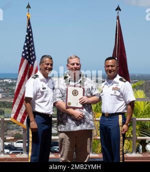 Colonel Bill Soliz, Kommandant des Tripler Army Medical Center, verleiht Mr. John Baumgartner, TAMC, im Rahmen einer Zeremonie am 10. Juni 2022 das 30-jährige Dienstlängenzertifikat. Tripler, Stockfoto