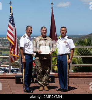 Colonel Bill Soliz, Kommandeur des Tripler Army Medical Center, vergibt die Army Meritorious Service Medal an Staff Sgt. Wendy Sparks, TAMC, während einer Zeremonie im TAMC am 10. Juni 2022. Tripler, Stockfoto