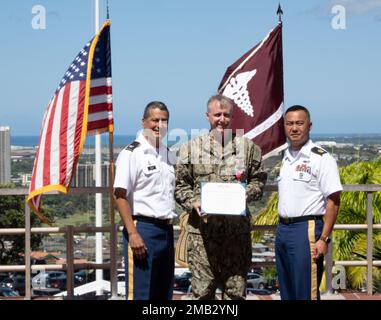 Colonel Bill Soliz, Kommandeur des Tripler Army Medical Center, überreicht die Legion of Merit Medal an Navy Captain Sean Hussey, TAMC, während einer Zeremonie im TAMC am 10. Juni 2022. Tripler, Stockfoto