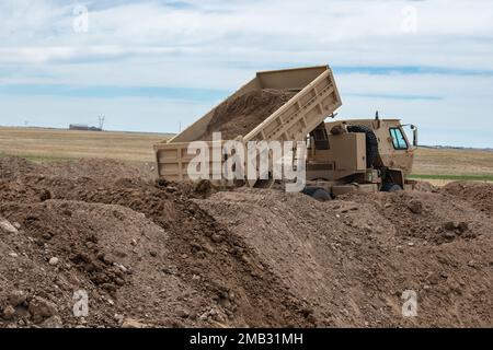 The 133. Engineer Company nähert sich dem Ende ihres innovativen Readiness Trainings im Laramie County Shooting Sports Complex in Cheyenne, Wyo., 10. Juni 2022. Das Projekt umfasste die Erweiterung der bestehenden Strecken des Komplexes um eine 300-Meter-Schießbahn. Das IRT-Projekt trägt dazu bei, dass das Unternehmen geschult und einsatzbereit bleibt, und bietet gleichzeitig einen Service für die Gemeinde. Stockfoto