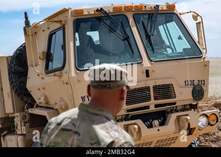 The 133. Engineer Company nähert sich dem Ende ihres innovativen Readiness Trainings im Laramie County Shooting Sports Complex in Cheyenne, Wyo., 10. Juni 2022. Das Projekt umfasste die Erweiterung der bestehenden Strecken des Komplexes um eine 300-Meter-Schießbahn. Das IRT-Projekt trägt dazu bei, dass das Unternehmen geschult und einsatzbereit bleibt, und bietet gleichzeitig einen Service für die Gemeinde. Stockfoto