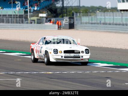 James Thorpe und Sean McInerey's, White and Red, 1978, Chevrolet Camaro, während der Tony Dron Memorial Trophy für MRL Historic Touring Cars. Stockfoto