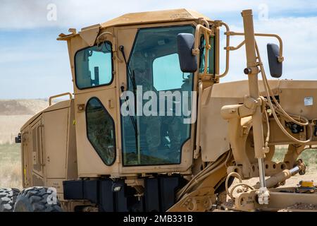 The 133. Engineer Company nähert sich dem Ende ihres innovativen Readiness Trainings im Laramie County Shooting Sports Complex in Cheyenne, Wyo., 10. Juni 2022. Das Projekt umfasste die Erweiterung der bestehenden Strecken des Komplexes um eine 300-Meter-Schießbahn. Das IRT-Projekt trägt dazu bei, dass das Unternehmen geschult und einsatzbereit bleibt, und bietet gleichzeitig einen Service für die Gemeinde. Stockfoto