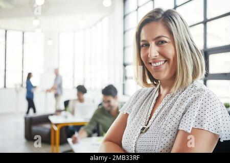 Frau, glückliches Porträt und Erfolgsmotivation der Designer, positive Einstellung und Kreativität Glück. Weibliche Führungskraft, Unternehmerlächeln und Führung Stockfoto