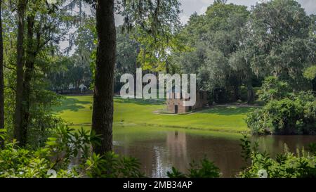 Die von dichten Bäumen umgebene Middleton Place Plantation in Charleston aus der Vogelperspektive Stockfoto