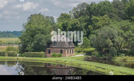 Die von dichten Bäumen umgebene Middleton Place Plantation in Charleston aus der Vogelperspektive Stockfoto