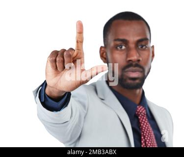 Hand, Verlierer und Versagen mit einem Business-Schwarzen im Studio isoliert auf weißem Hintergrund, um ein L-Zeichen zu bewegen. Social Media, Emoji und Review mit einem Stockfoto