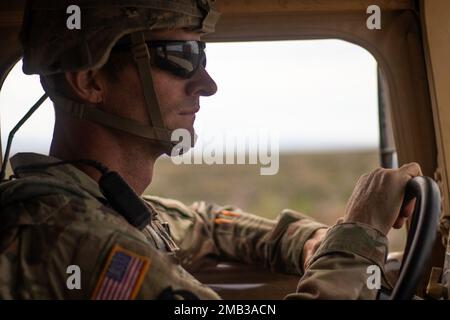 Staff Sgt. Codey Johnson, ein Truppenführer und Kampftechniker der 833. Engineer Company aus Ottumwa, Iowa, transportiert Soldaten aus der Abbruchgrube, wo sie Sprengladungen anbringen, in einen ausgewiesenen Bereich, der in sicherer Entfernung von der Explosion ist. Johnson, der seit 15 Jahren in der Nationalgarde Iowa tätig ist und zweimal nach Afghanistan entsandt wurde, sagte, die beste Art, Kampftechniker zu beschreiben, sei "Infanterie mit Sprengstoff". Stockfoto